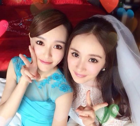 杨幂生日获好友唐嫣祝福 跟范冰冰贴面合影破不和传闻1