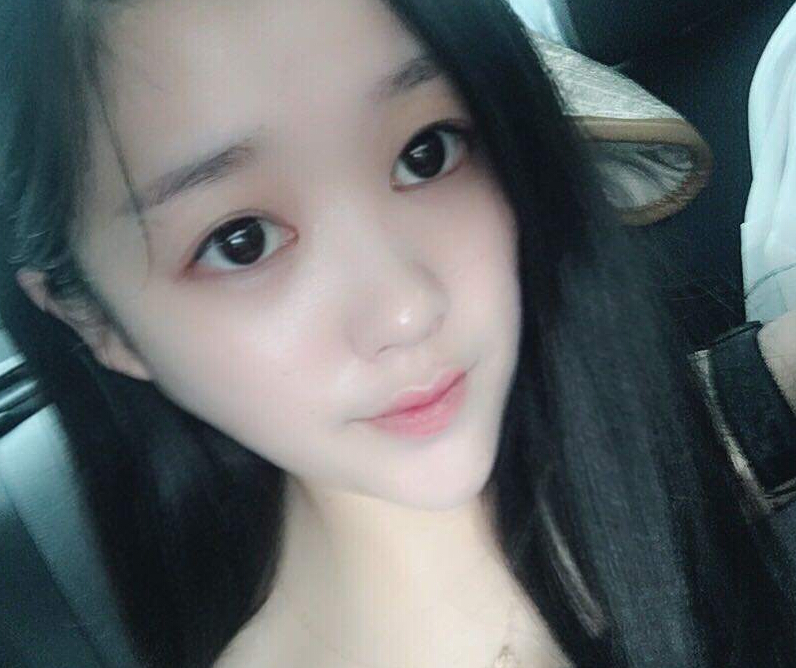 秀场直播间美女主播 关注的主播上线了——夜宫香菜1