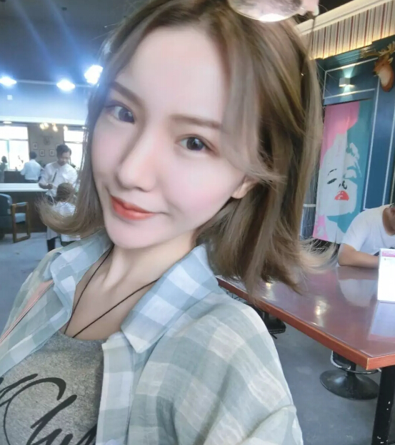 秀场直播间美女主播 会热舞还是大美女——薄荷1