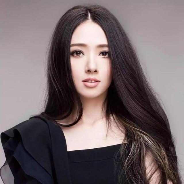 郭碧婷晒“床照”性感 网友称发现陪睡对象2