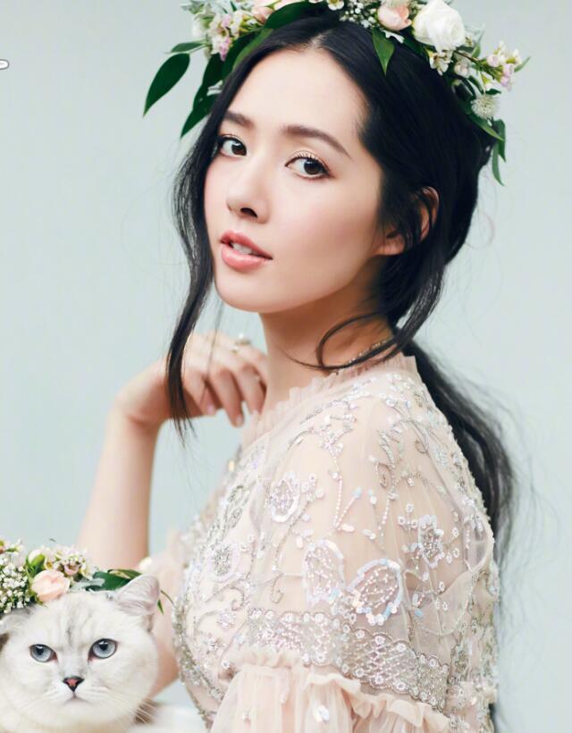 郭碧婷晒“床照”性感 网友称发现陪睡对象3