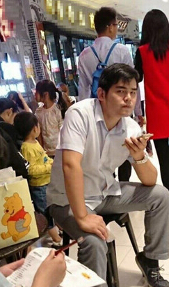 周杰伦亲哥上线 衬衫男跟周杰伦撞脸相似度99%1
