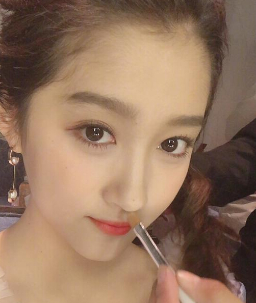 关晓彤微博晒自拍 妆容精致好像仙女下凡2