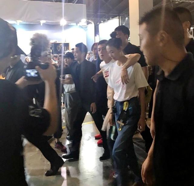 秦舒培产后出席活动 陈冠希大赞女友发狗粮5