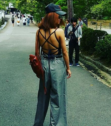 蔡依林微博晒美照 跟爱宠表情同步卖萌3