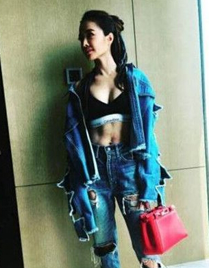 蔡依林微博晒美照 跟爱宠表情同步卖萌5
