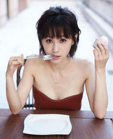 王子文微博晒游泳视频 变身美人鱼穿比基尼姿态撩人3