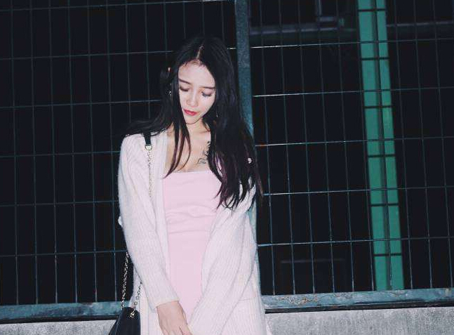 美女直播间热舞视频 能在线点舞的直播间——依芍1