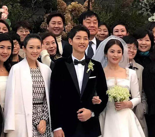 双宋婚礼章子怡被批 跟新娘撞色抢先婚礼现场1