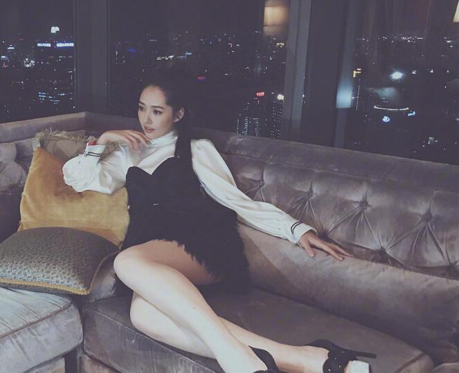 郭碧婷微博晒照 跟友人相聚开心秀美背1