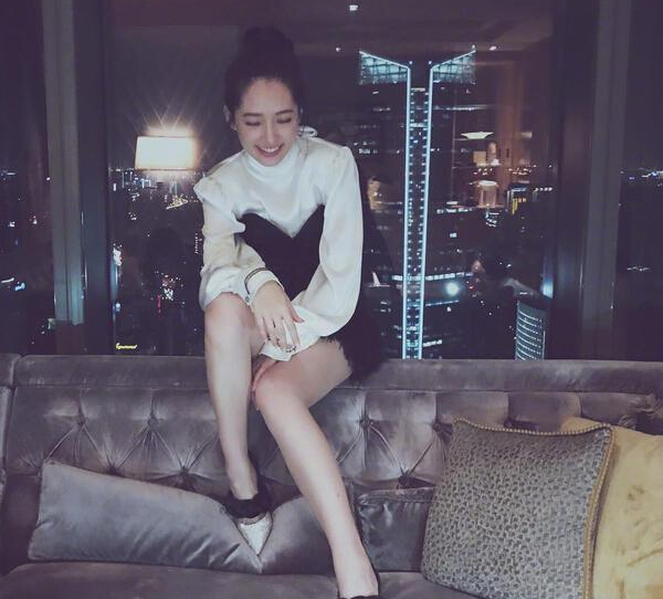 郭碧婷微博晒照 跟友人相聚开心秀美背2