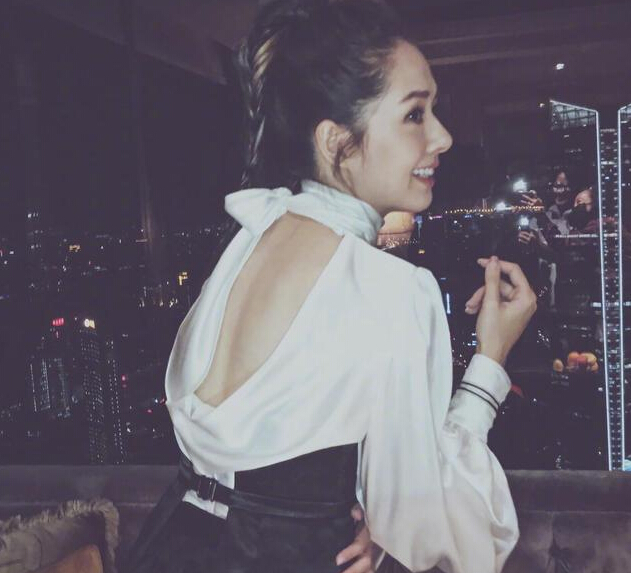 郭碧婷微博晒照 跟友人相聚开心秀美背3