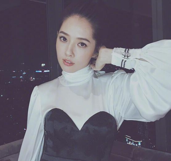 郭碧婷微博晒照 跟友人相聚开心秀美背4