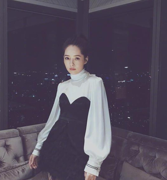 郭碧婷微博晒照 跟友人相聚开心秀美背5