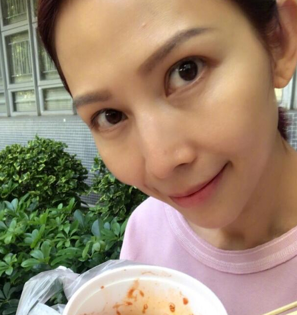 蔡少芬微博晒早餐 蔡少芬不施粉黛皮肤很好1