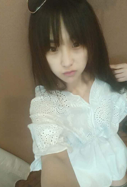 美女直播间的小污女 只会努力唱歌不会污的美女主播——陈小污2