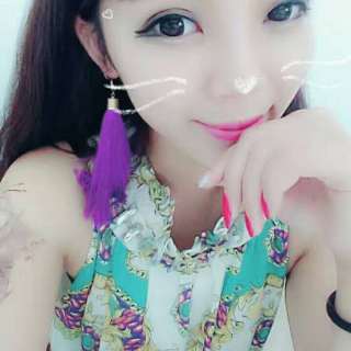 视频聊天室网站 认真聊天的美女聊天室——美儿2