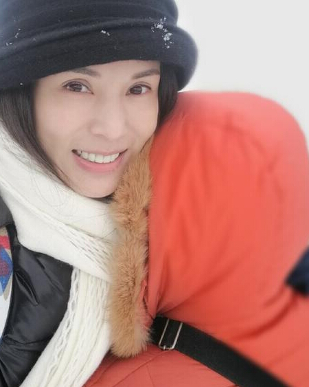 姑姑李若彤与友人雪地相拥 还是当年的风采1
