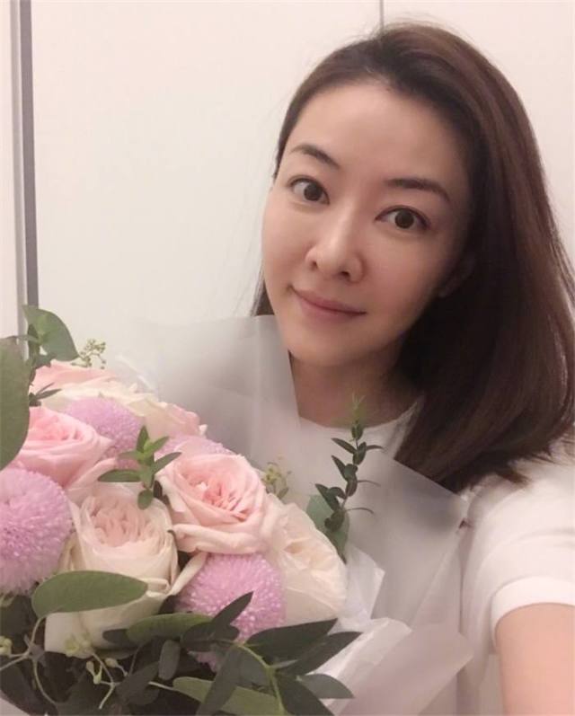 熊黛林挺孕肚做瑜伽 漂亮的人还在努力5