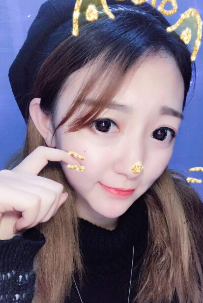 美女直播间大喊饿了 只因厨房在隔壁——子矜1