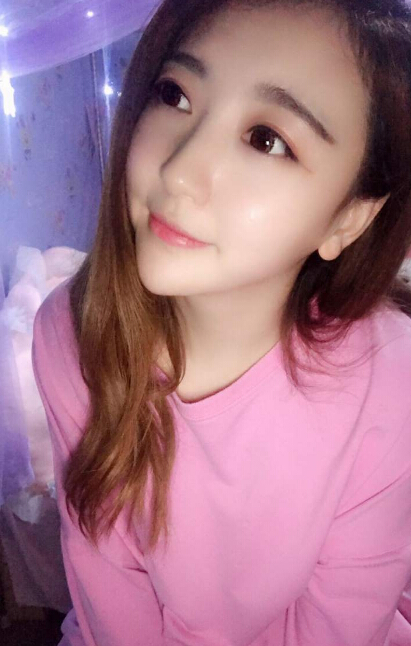 美女直播间大喊饿了 只因厨房在隔壁——子矜4