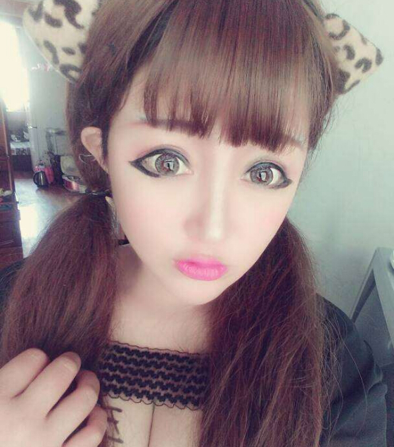 美女直播间被观众逼问谁最好 开着小号来捧场——唇唇欲动1