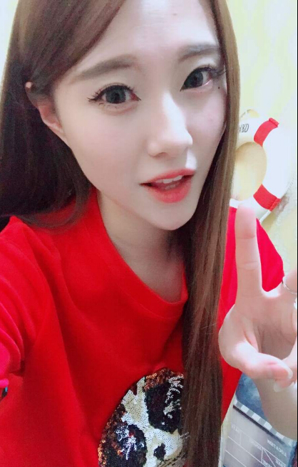美女主播视频在线 中午没播观众来找茬——奶糖3