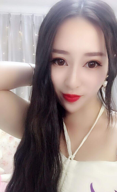 张天爱露香肩遭无视 秀色直播间美女你能把持1