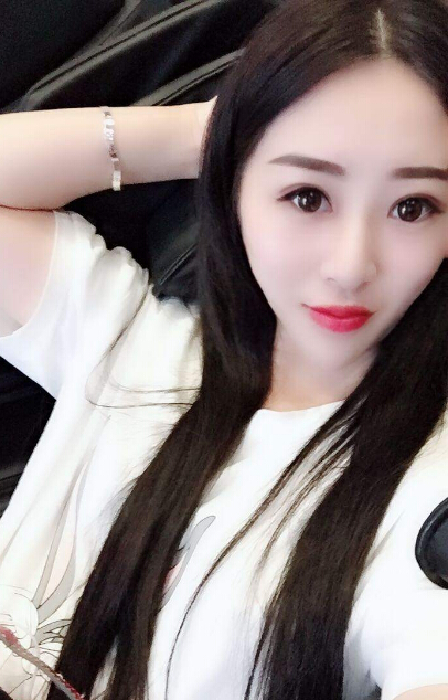 张天爱露香肩遭无视 秀色直播间美女你能把持2