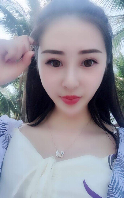 张天爱露香肩遭无视 秀色直播间美女你能把持3