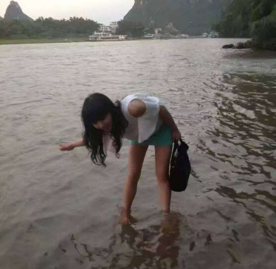 吴尊微博大方晒太太正面照 秀色直播间主播跟她是双胞胎5
