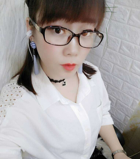 张馨予微博晒庆生照 火遍直播间情侣手势暴露恋情1
