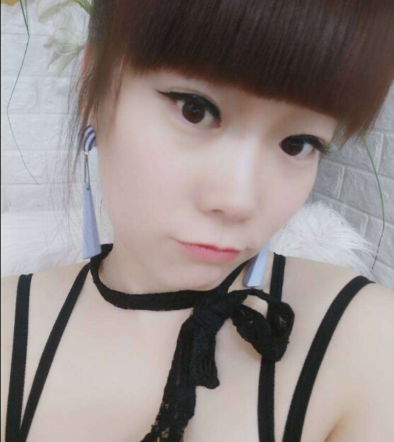张馨予微博晒庆生照 火遍直播间情侣手势暴露恋情2