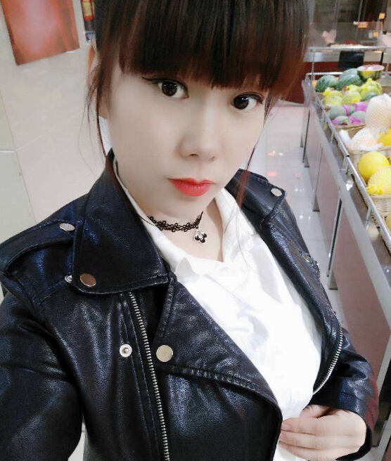张馨予微博晒庆生照 火遍直播间情侣手势暴露恋情4