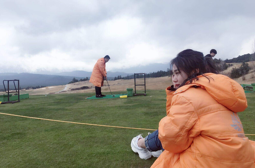 网友偶遇江疏影网吧开黑 秀色直播间也有许多网瘾少女2