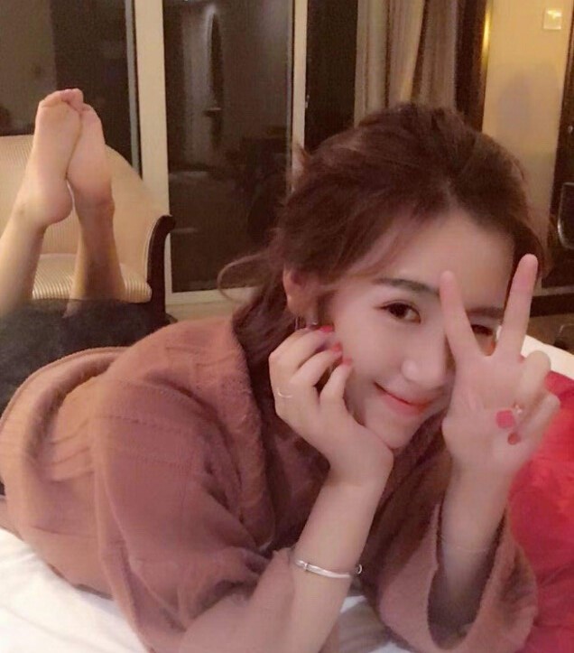网友偶遇江疏影网吧开黑 秀色直播间也有许多网瘾少女3