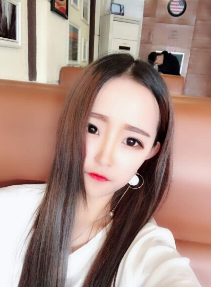 女子丽江乞讨走红 自称貌美如花却不及美女主播1