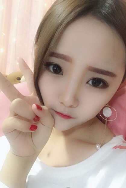女子丽江乞讨走红 自称貌美如花却不及美女主播4
