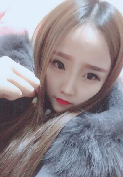 女子丽江乞讨走红 自称貌美如花却不及美女主播5