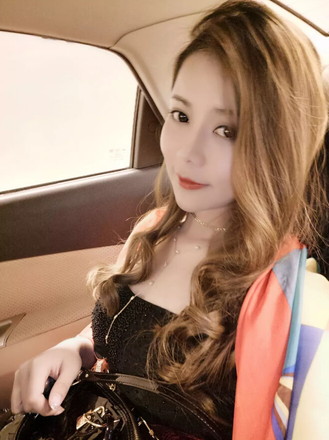 美女主播回归直播间 开播后直接升冠4