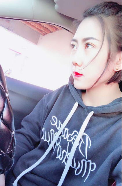 谢娜喜得双胞胎女 为女儿缝制玩具惹主播羡慕1