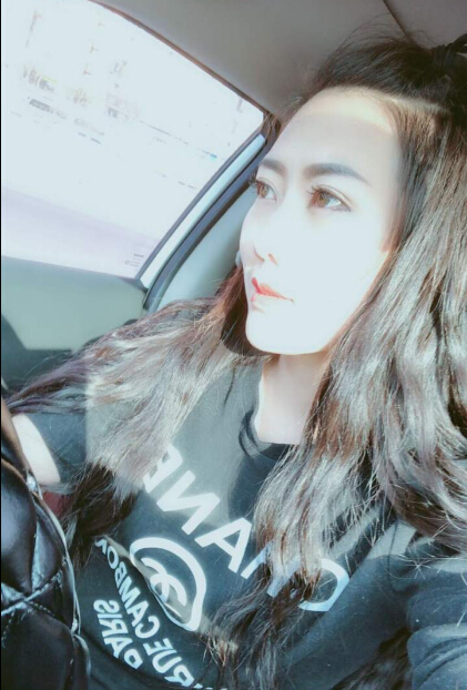 谢娜喜得双胞胎女 为女儿缝制玩具惹主播羡慕2