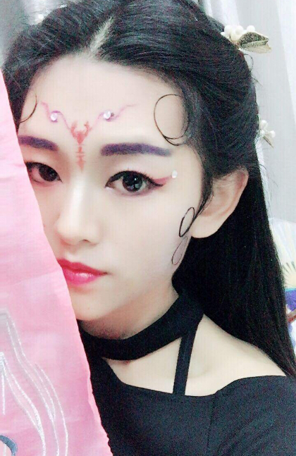 美女直播间惊现小龙女 靠出卖才艺讨生活1
