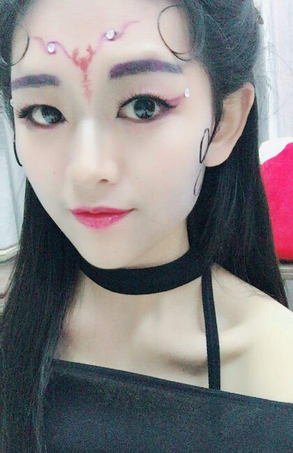美女直播间惊现小龙女 靠出卖才艺讨生活2