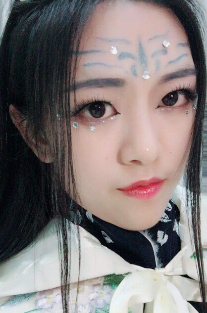 美女直播间惊现小龙女 靠出卖才艺讨生活3