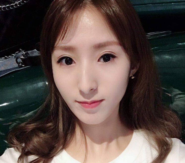 戛纳红毯网红自拍之后又摔倒 美女主播称要靠实力1