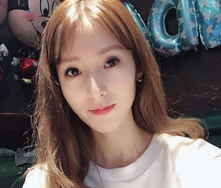 戛纳红毯网红自拍之后又摔倒 美女主播称要靠实力2