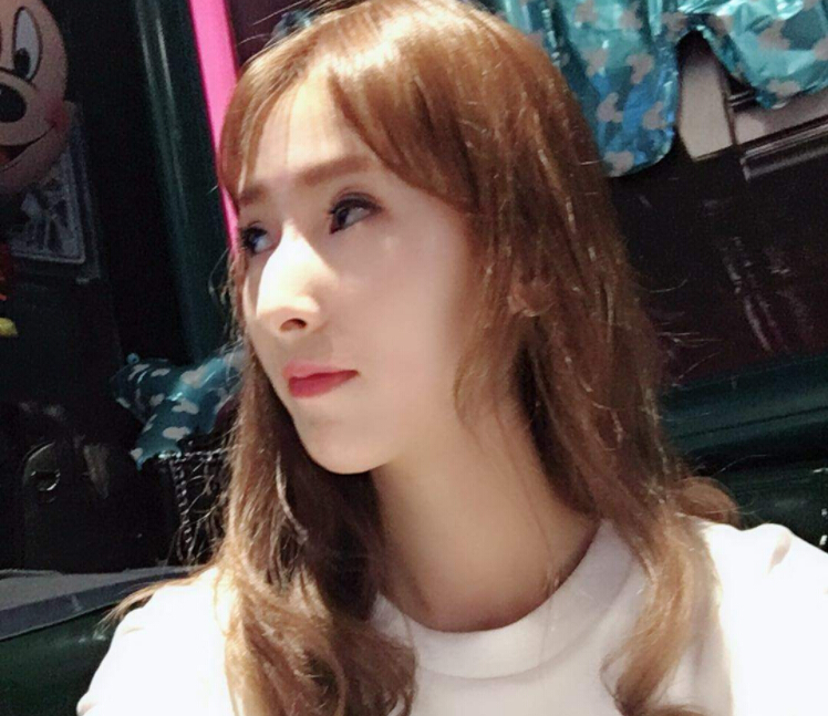 戛纳红毯网红自拍之后又摔倒 美女主播称要靠实力3