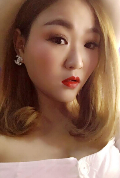 修杰楷晒照炫妻 直播间中的美女等你宠1