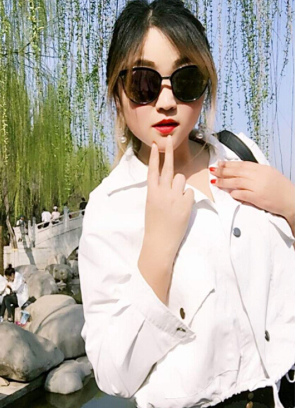 修杰楷晒照炫妻 直播间中的美女等你宠3